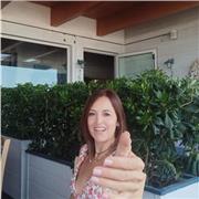 Microbiologia e virologa impartisce lezioni di biologia a studenti di medie e superiori